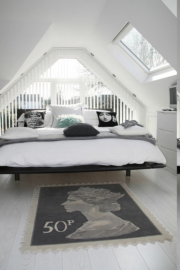 Dachzimmer mit Bett für drei Personen, Musterteppich mit Frauengesicht, Teppich mit US Gutschein-Print, weiße Kommode mit Fernseher darauf, Fenster mit Gittern